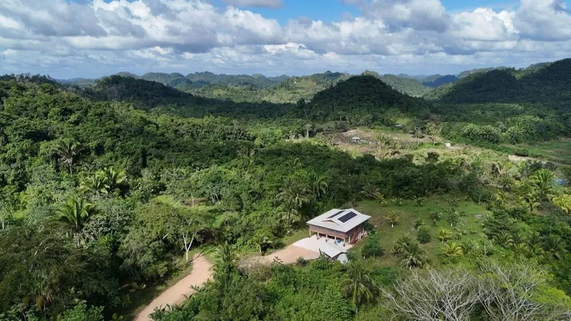 PR-F108 – Off-Grid Jungle Retreat on 35 Acres
