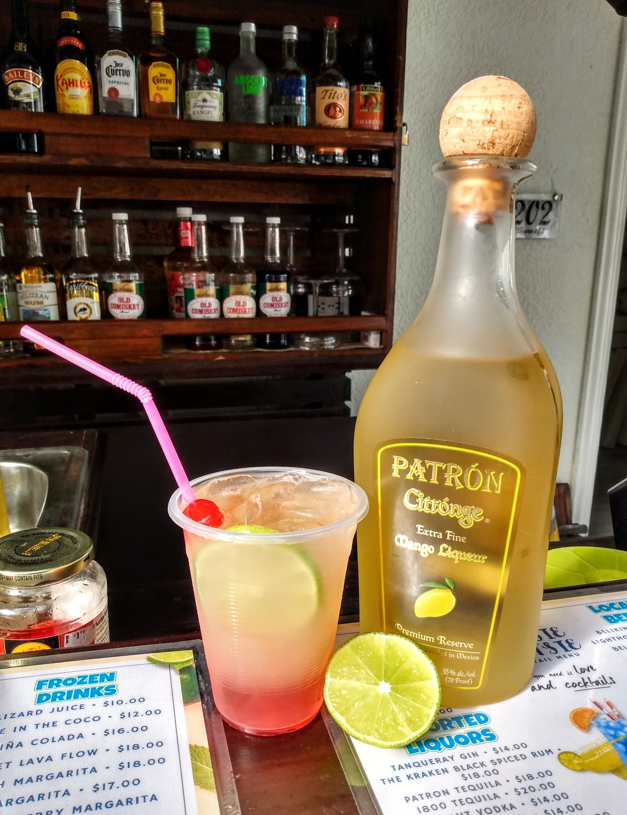 The Tootsie Footsie Bar At Barefoot Caye Caulker Hotel photo 5