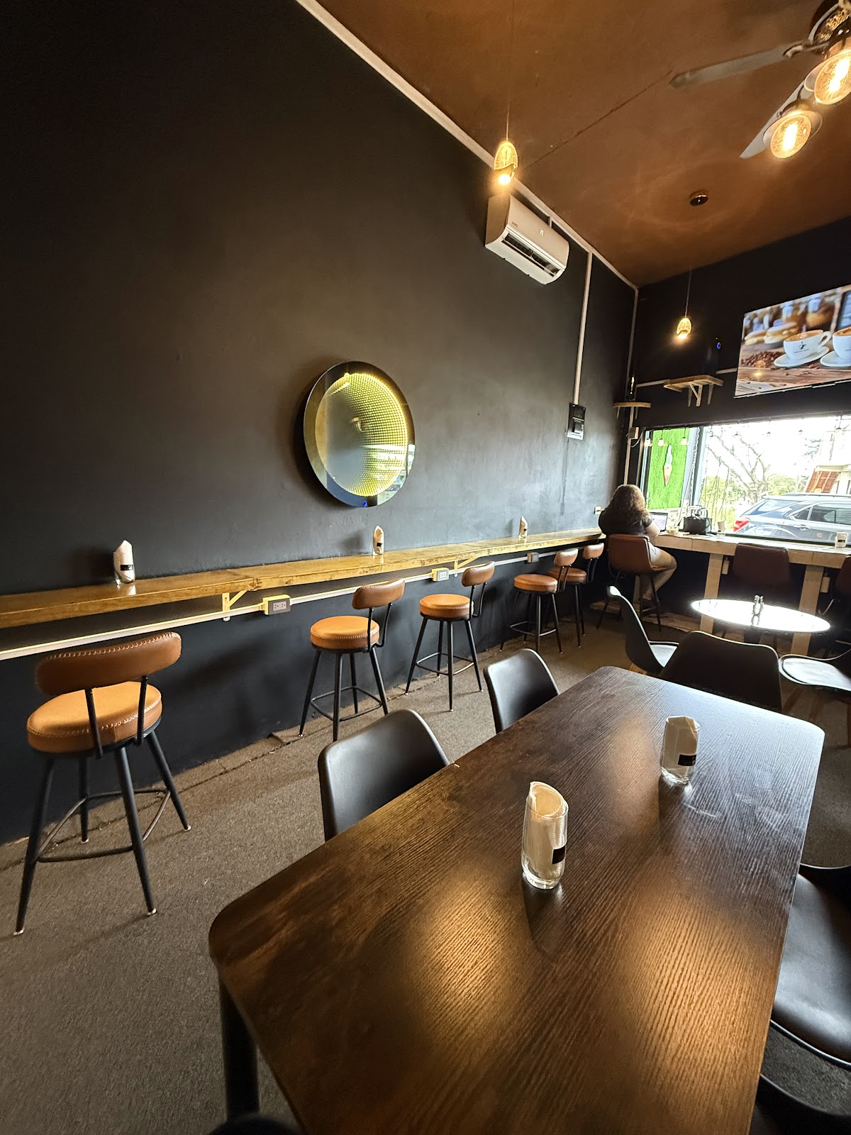 Urban coffee shop photo 7