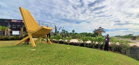 Belize Pride Clam Chair Sculpture photo 2