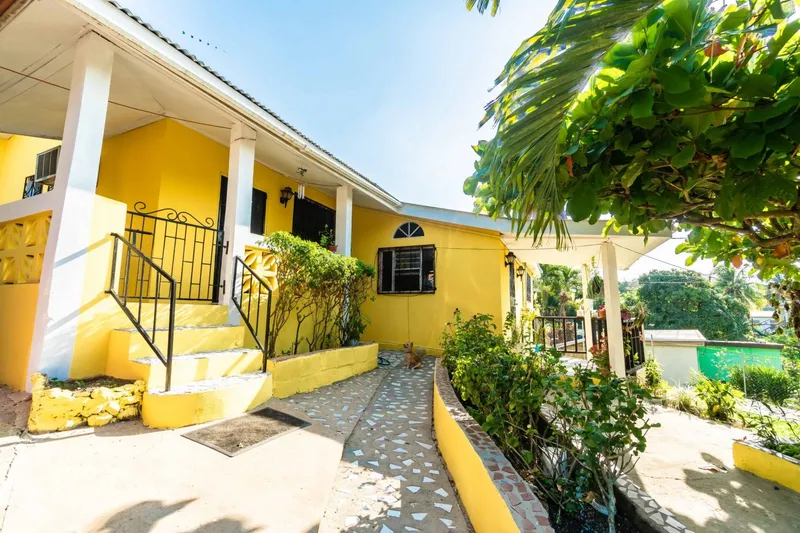 # 4082 – Rustic Three Bedroom Home near Downtown San Ignacio, Cayo, Belize