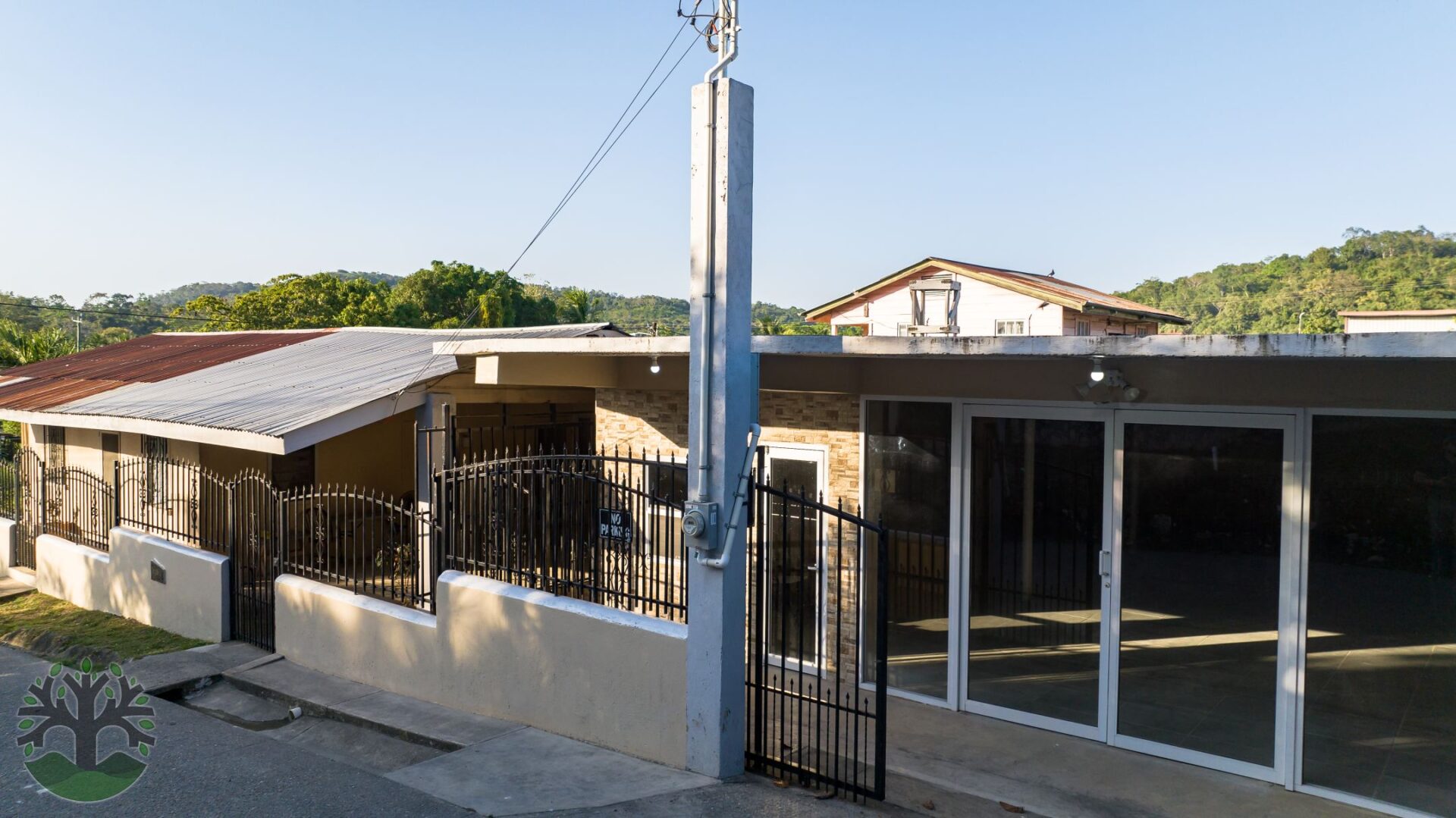 Prime Commercial Rental in the Heart of Town!