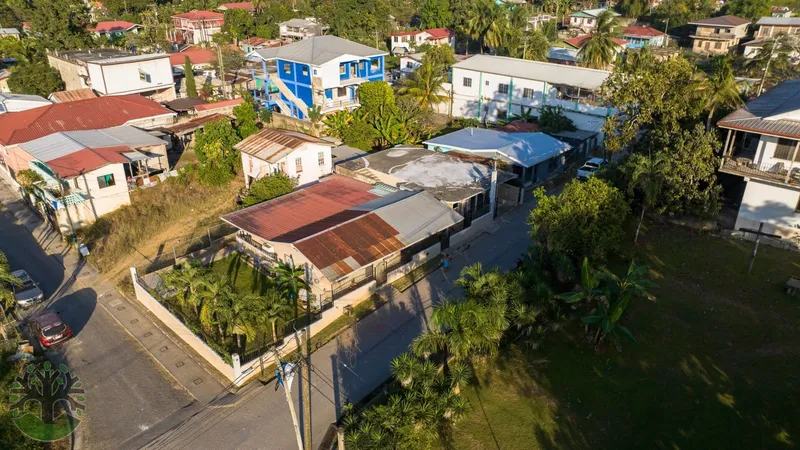 3Bed/2Bath home with a detached commercial space in BVDC!