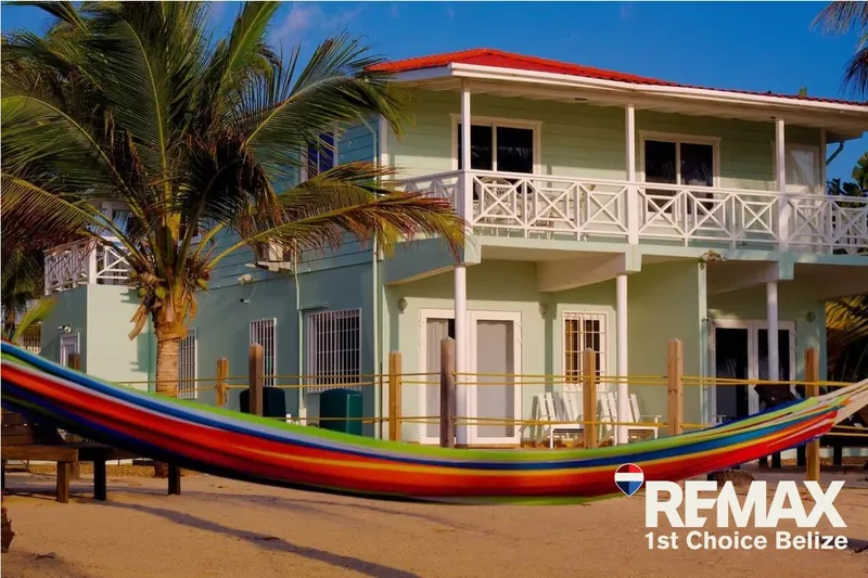 AM-B1005A - Beachfront Triplex with 2 extra lots in Placencia Village