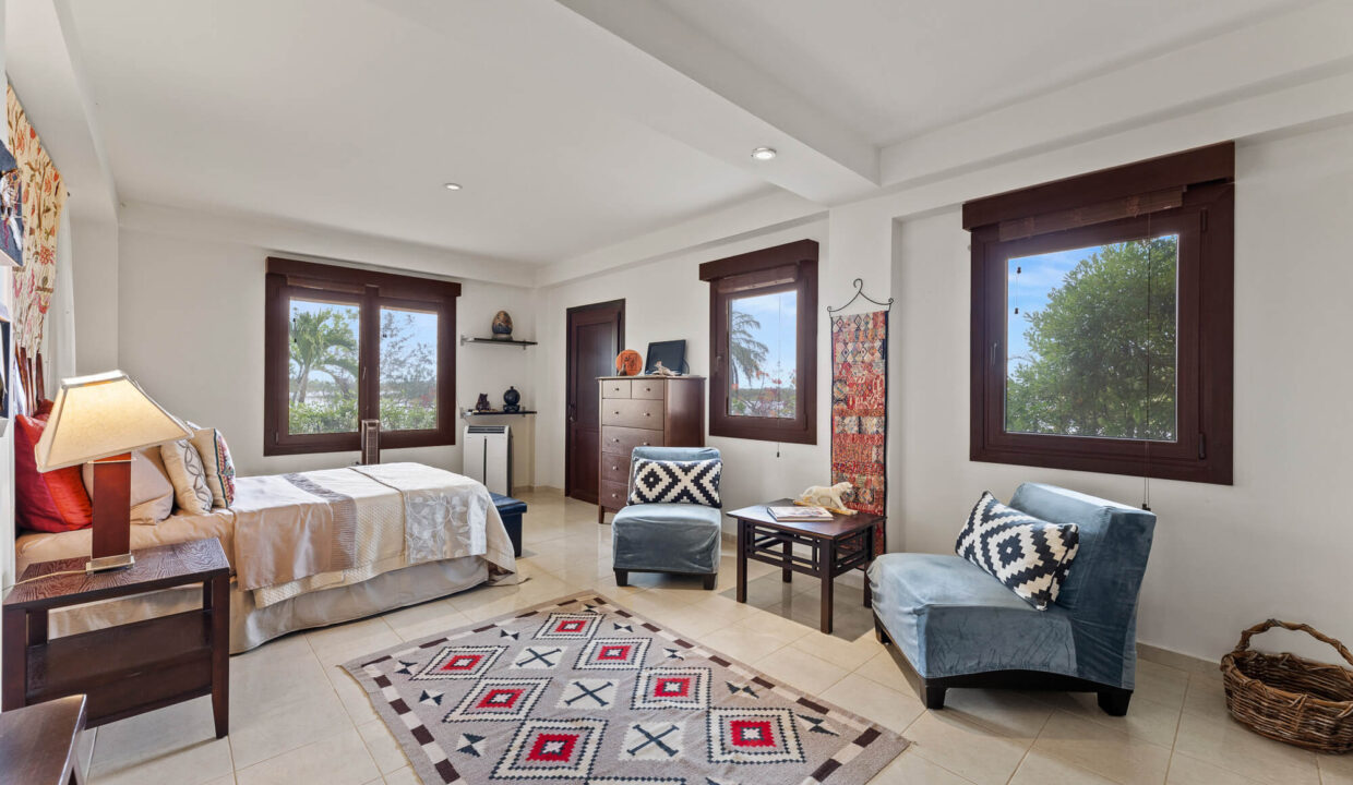 Bella Serena on Jabiru Island; Luxury 4 Bed, 5 Bath Waterfront Villa with Pool