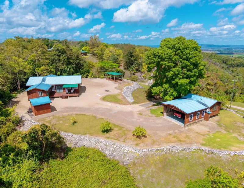 #4242 – Move-In Ready Hilltop Two Bedroom Home with Guest Cottage on 1.4 Acres – Floral Park, Cayo District, Belize