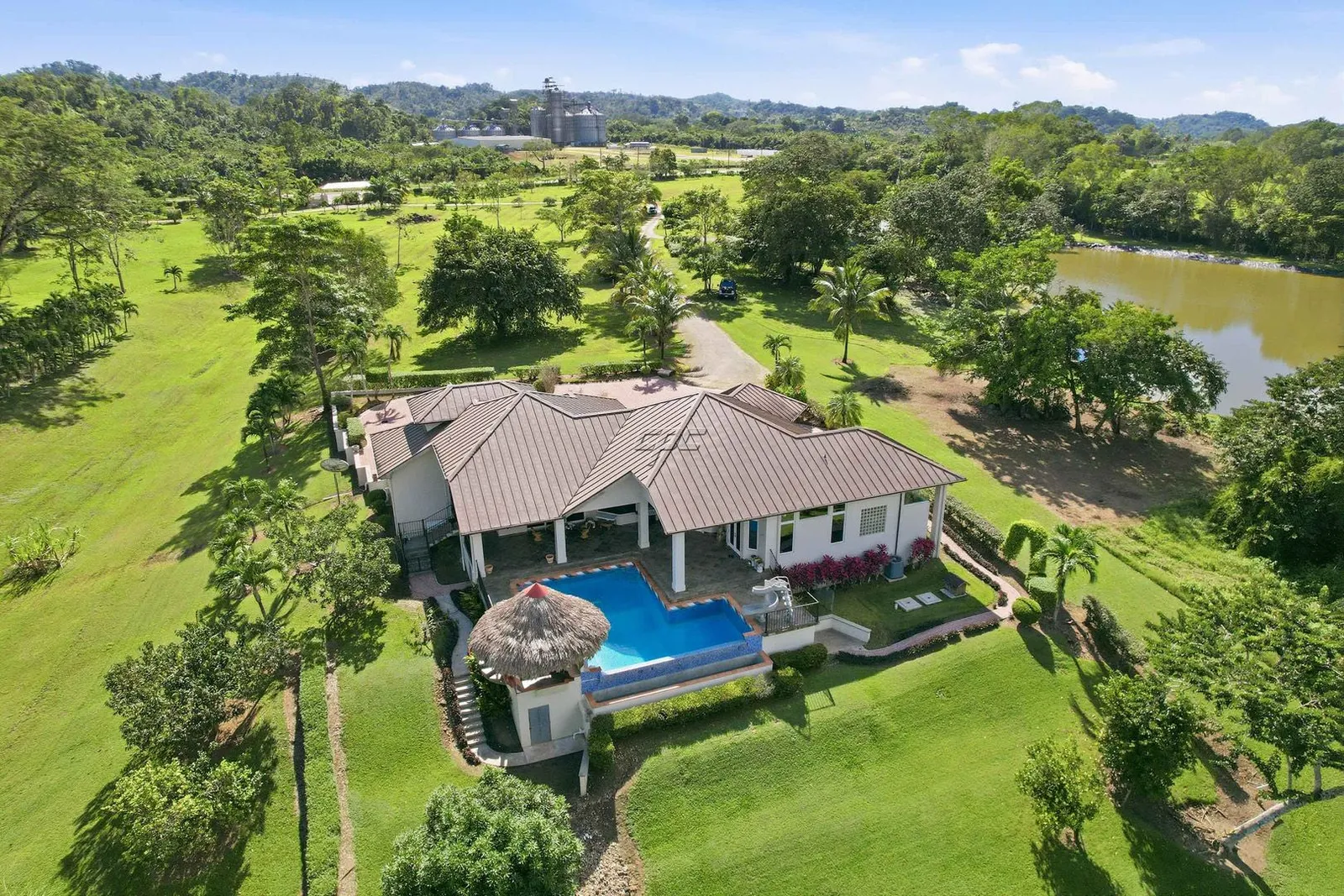 Fully Furnished Riverfront Estate with Infinity Pool, Olde Mill, Cayo