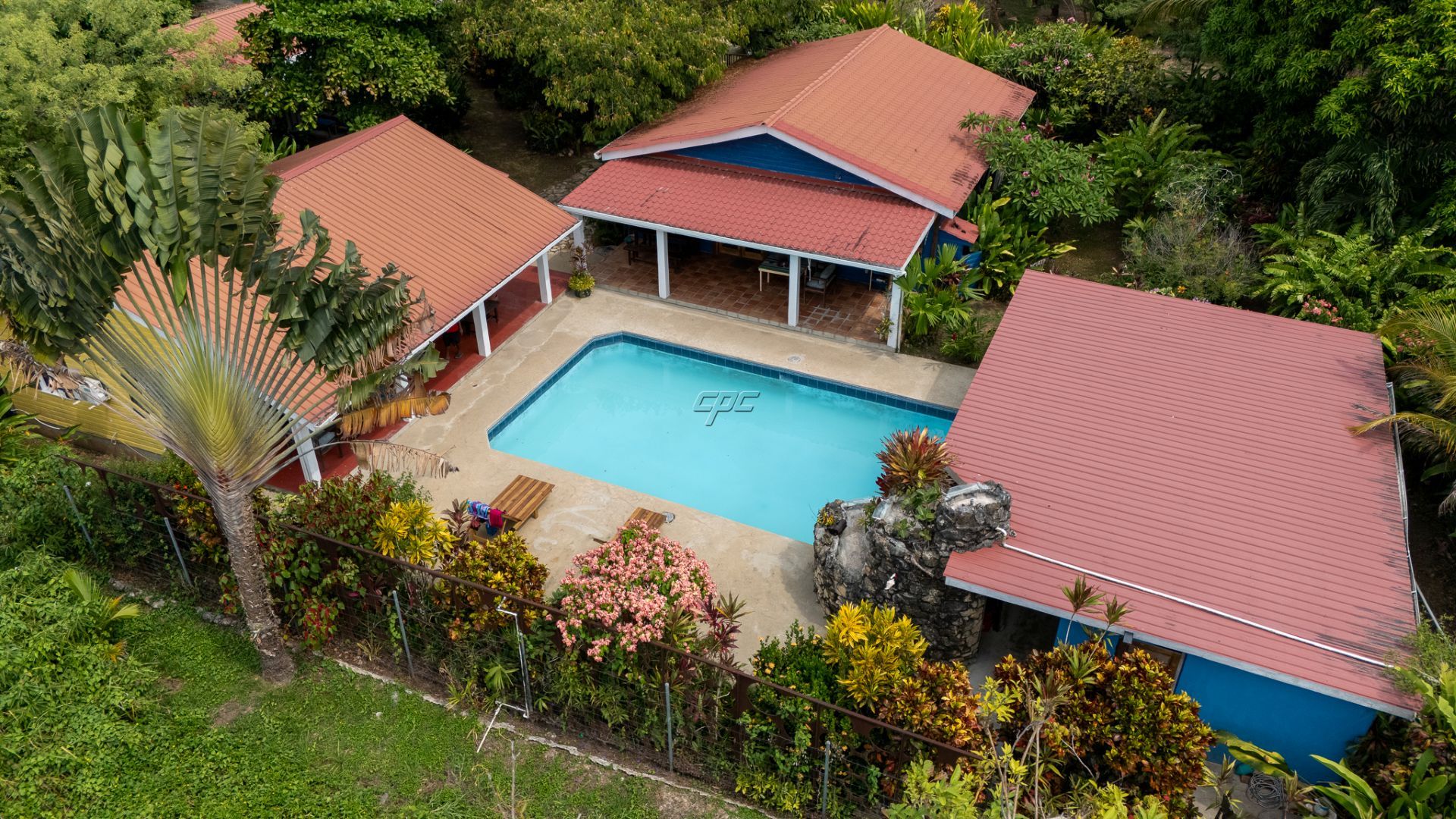 3 Stunning Self Contained Cottages With Swimming Pool!