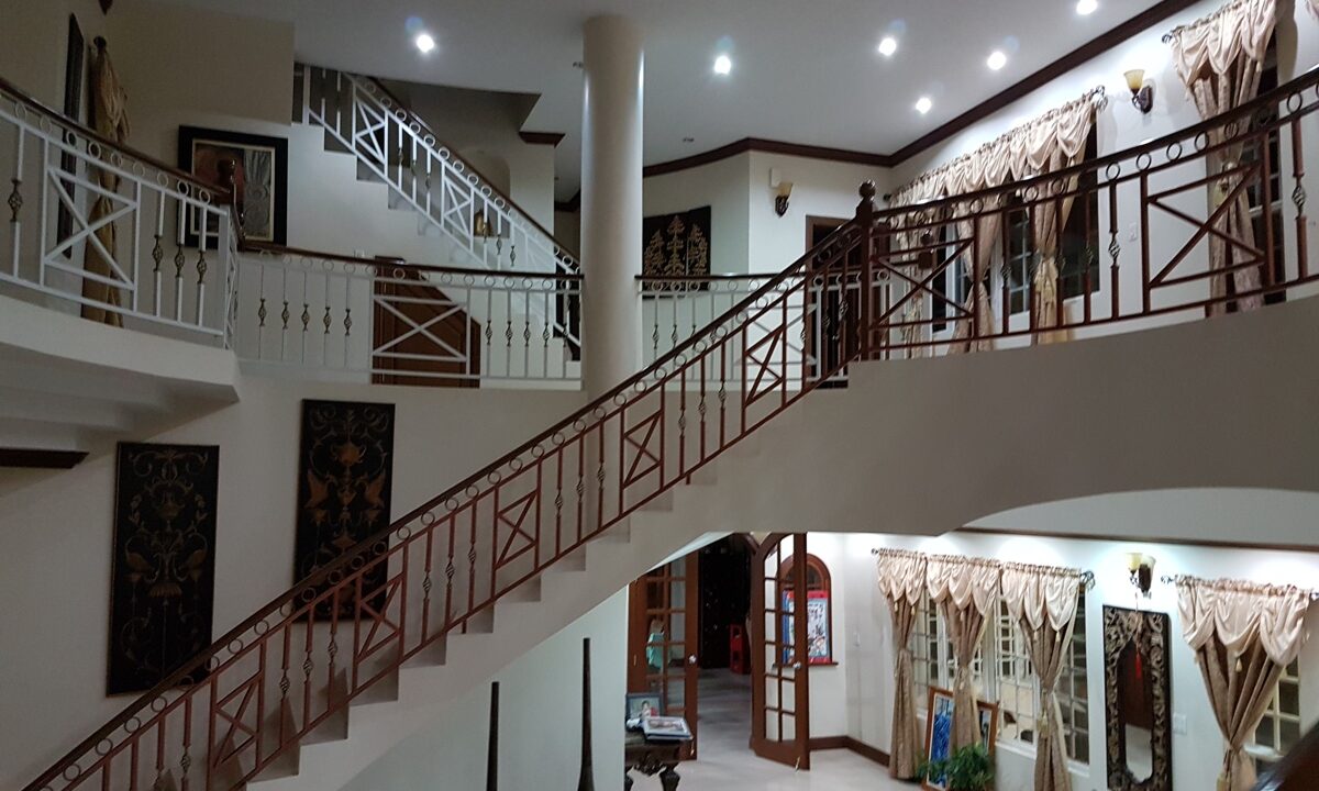 Gorgeous 5 bedroom 6 bath Seafront house