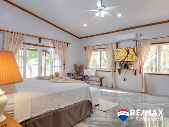 H5949 – Beachfront Home with Guest House