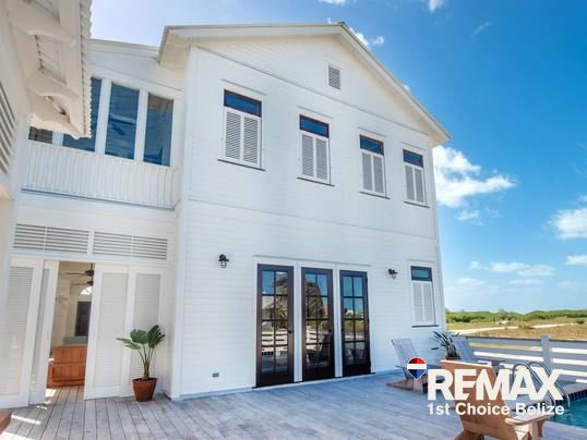 H164 - Hilton Hotel, beautiful 4 bedroom Victorian style house in Belize with pool