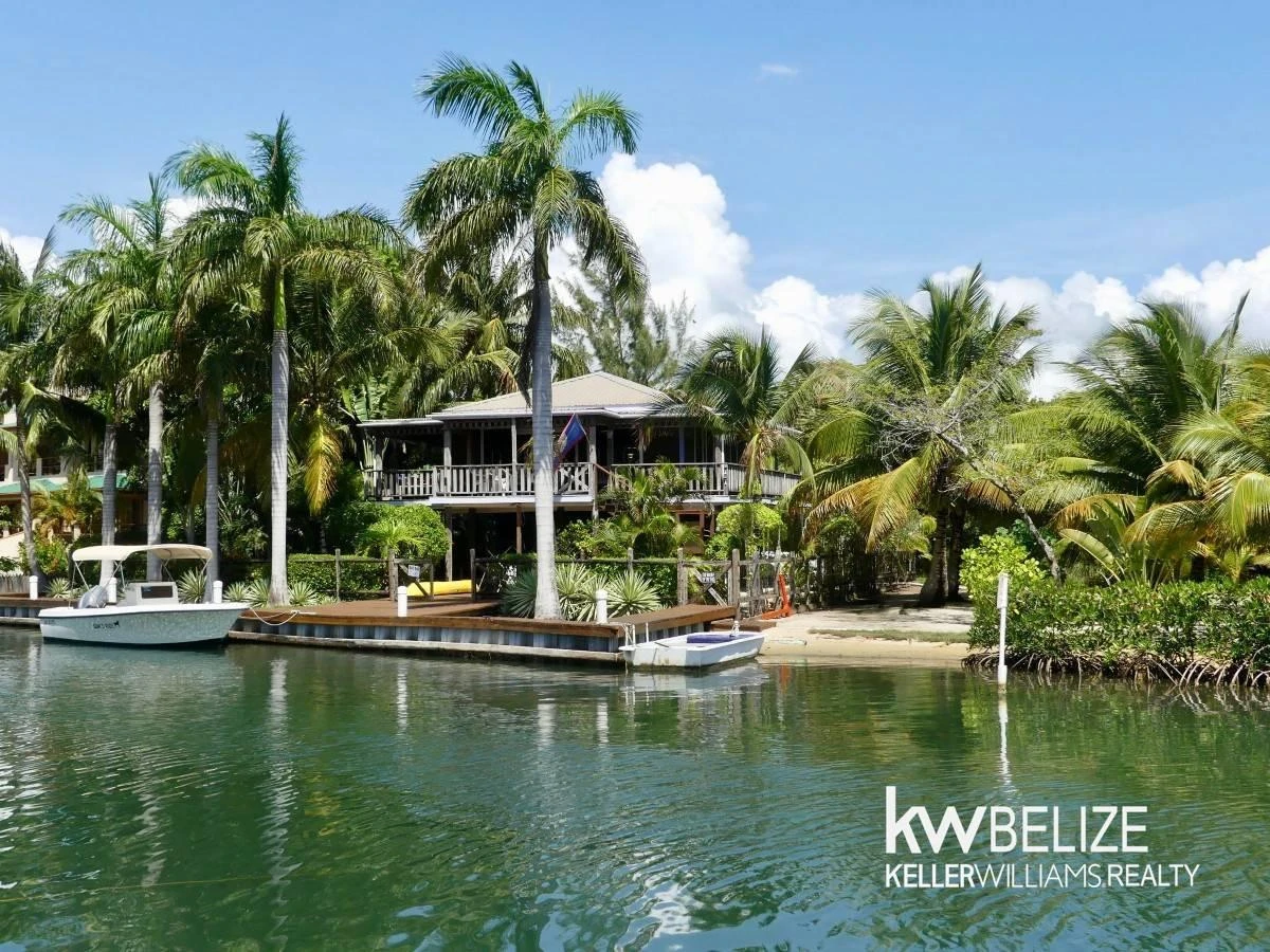 Newly Remodeled Tropical 2 Bedroom/2 Bath Cottage - a boating enthusiast dream