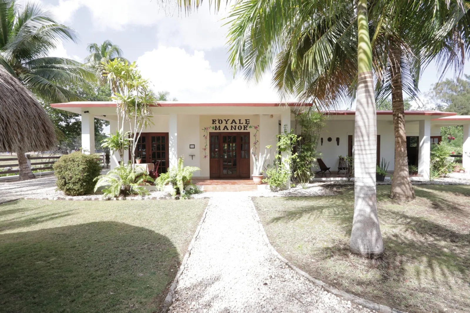 Royale Manor — Canal-Front Retreat