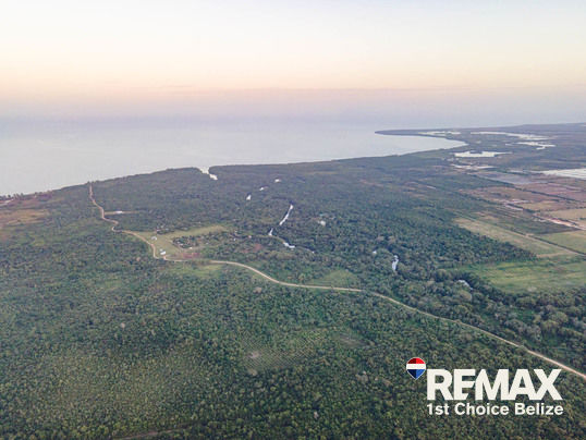 L1527 - Off-Grid Paradise Awaits in Tranquil Mullins River