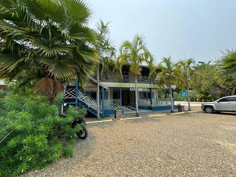 PB0009 – Green Parrot Suites