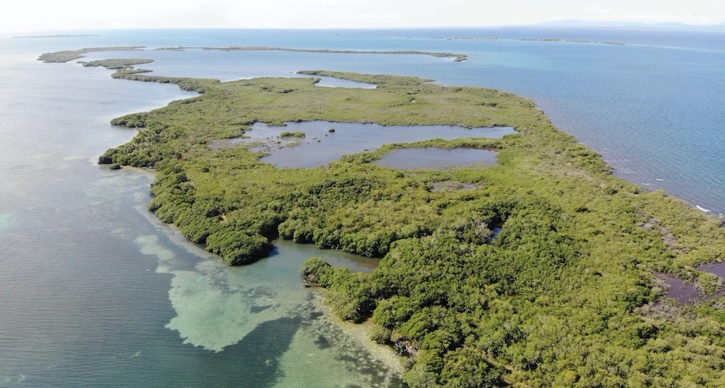 PI0037 – 2.4-Acre Oceanfront Property on the Tobacco Caye Range – Belize