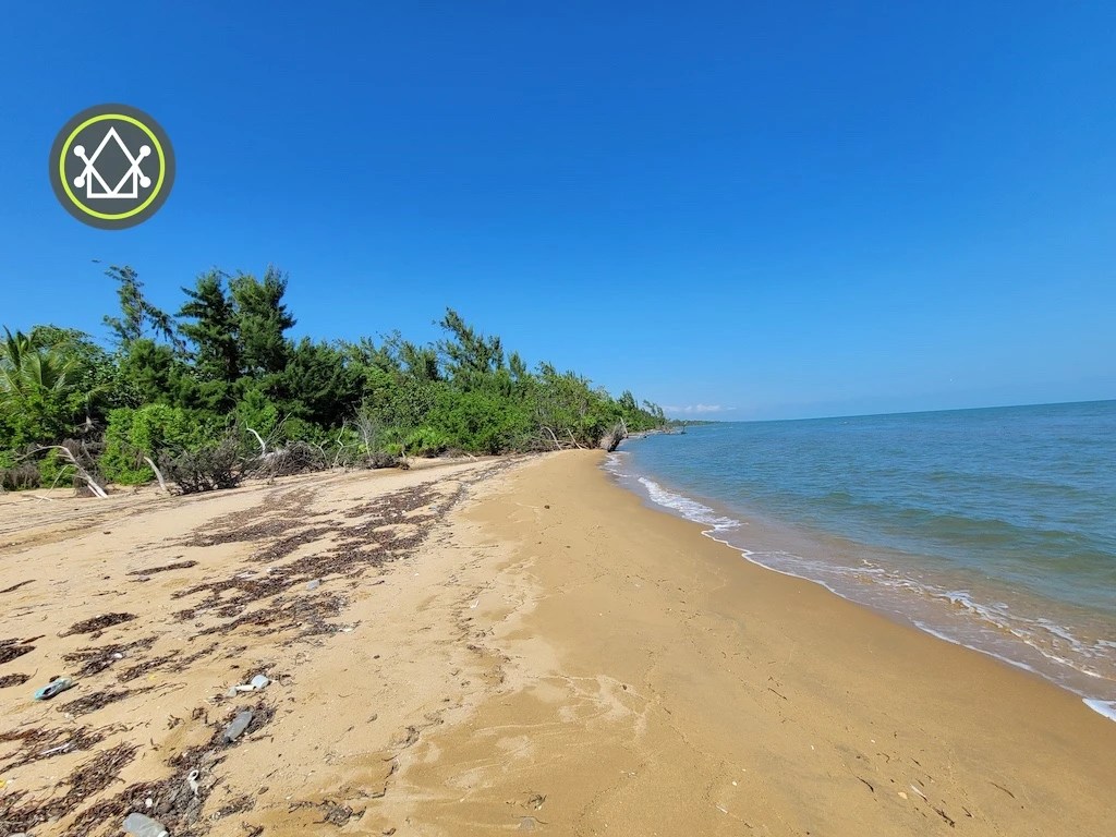 PL0049 – 19 Acres of secluded beachfront property