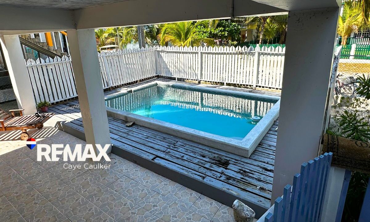 Stunning Home With Pool In Caye Caulker