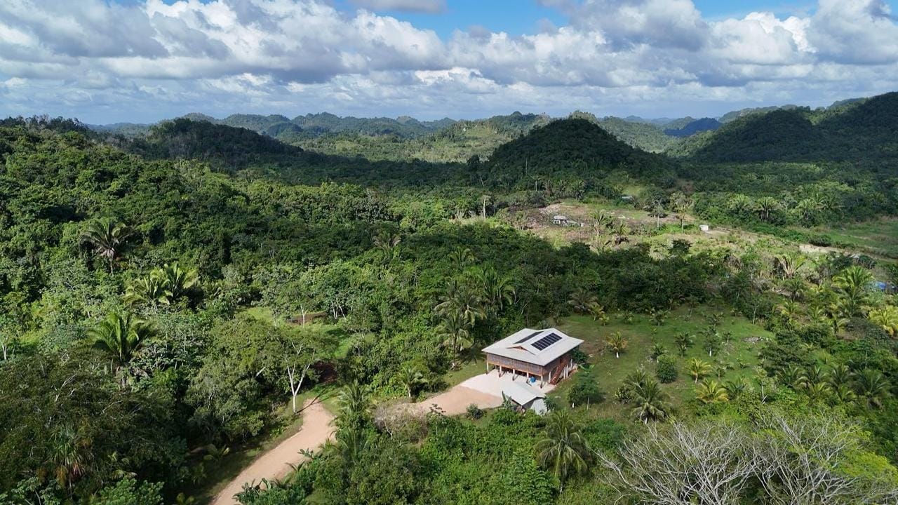 Off-Grid Jungle Retreat on 35 Acres