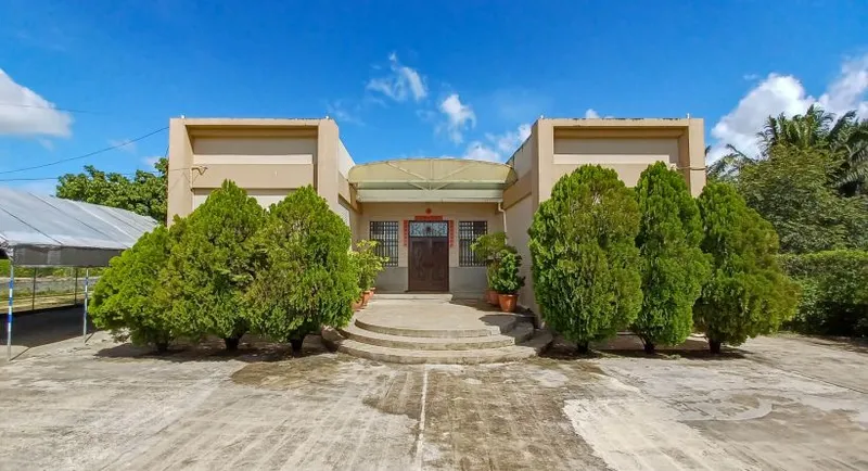 3,600 ft² 8 Bed, 4 Bath Residential/Commercial Property on manicured ¾ Acre Lot