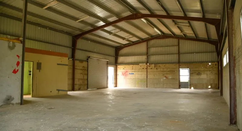 6,400 sq ft Industrial Warehouse Complex on 5 Acres; Frontage on Bourdon Canal - Image 11