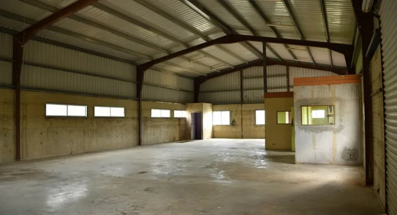 6,400 sq ft Industrial Warehouse Complex on 5 Acres; Frontage on Bourdon Canal - Image 14