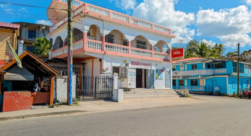 Flexible Commercial Rental with Warehouse, Offices & Highway Frontage in Santa Elena