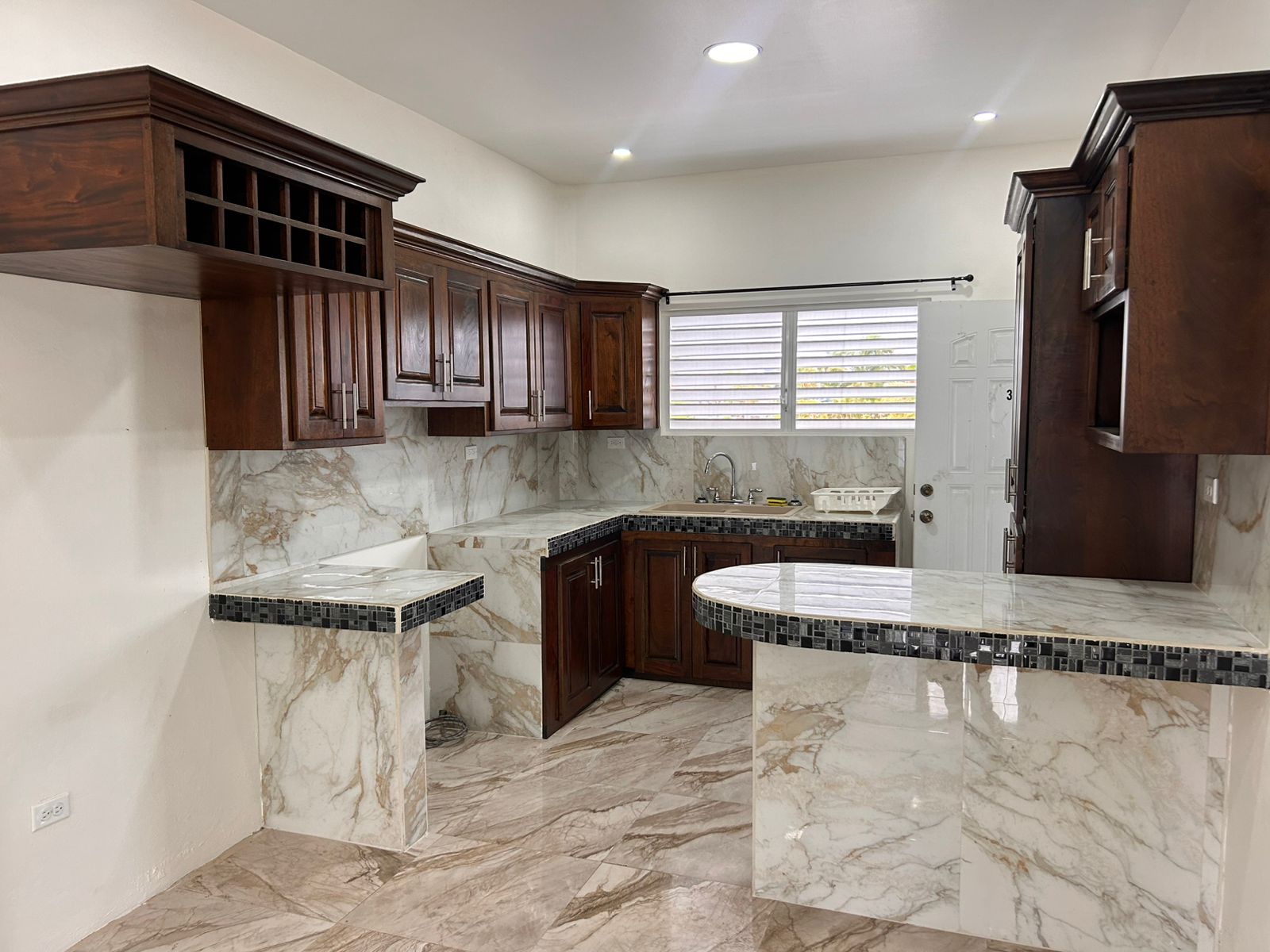 Semi-Furnished 2 Bed / 1 Bath Modern Apartment in King’s Park