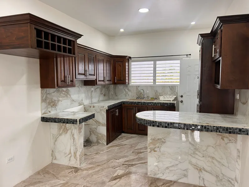 Semi-Furnished 2 Bed / 1 Bath Modern Apartment in King’s Park